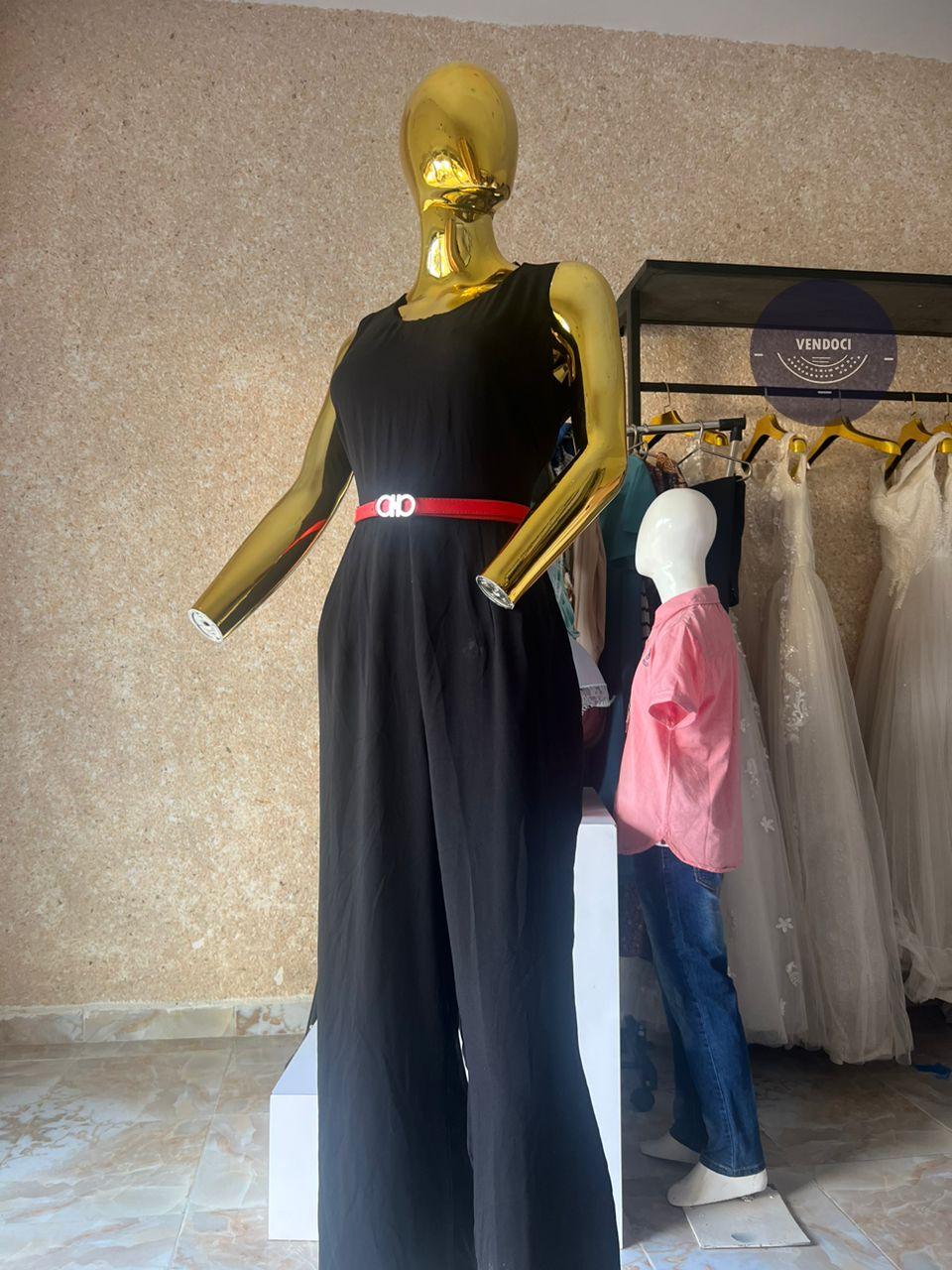 Robe Noire avec Ceinture Rouge